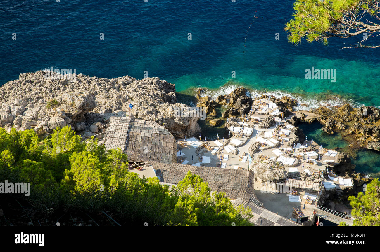 Vista aerea di una spiaggia sull' isola di Capri in Italia Foto Stock