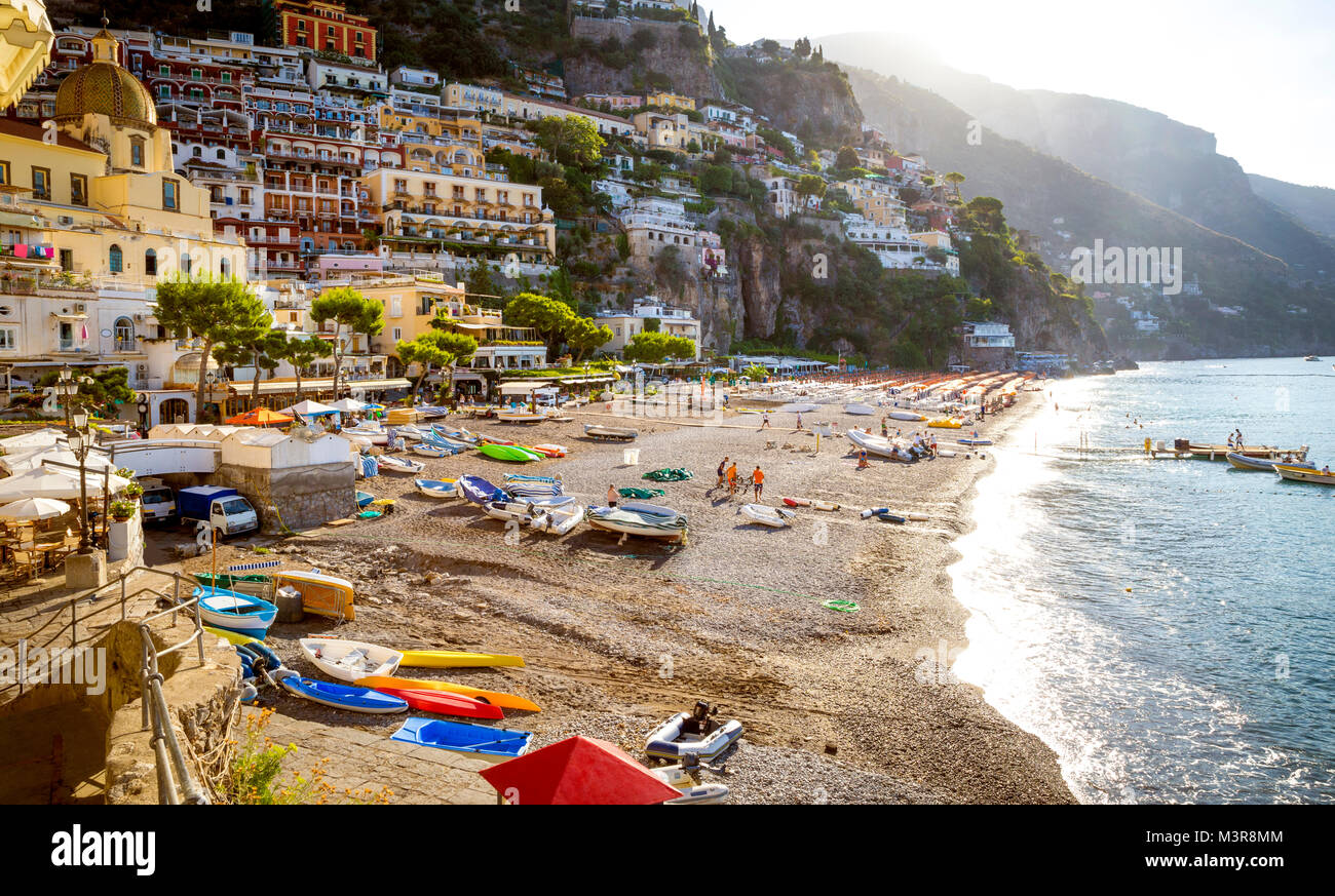 Costiera Amalfitana - spiaggia nella città di Positano, Italia Foto Stock