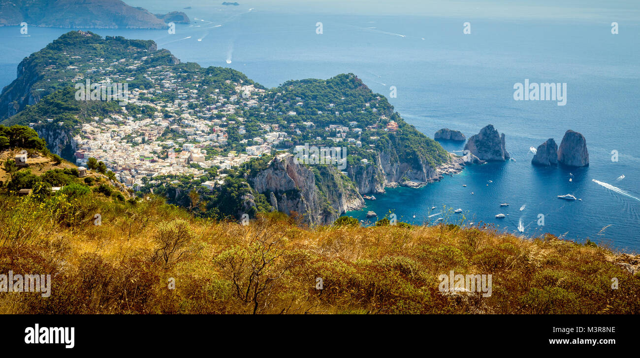 Panorama di Isola di Capri da Monte Solaro in Italia Foto Stock