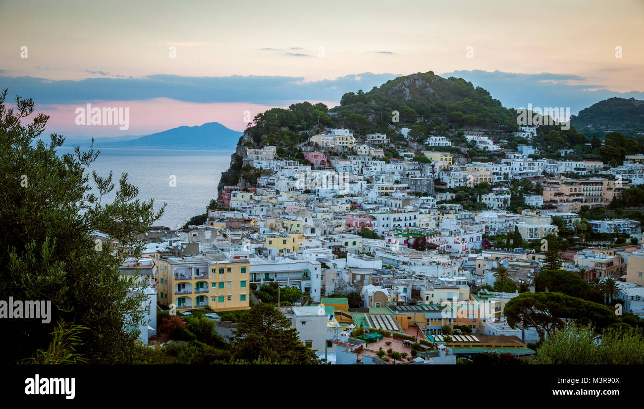 Vista panoramica sull'isola di Capri con il vulcano Etna in background, Campania, Italia Foto Stock