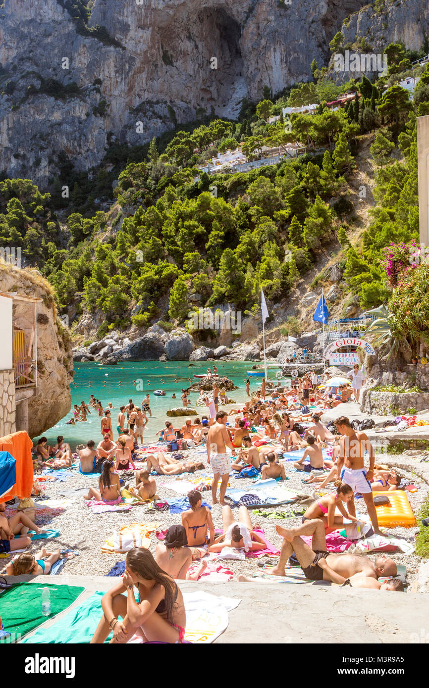 L'Italia, Isola di Capri - 6 agosto 2016: la spiaggia di Marina Piccola a Capri Island in Italia Foto Stock