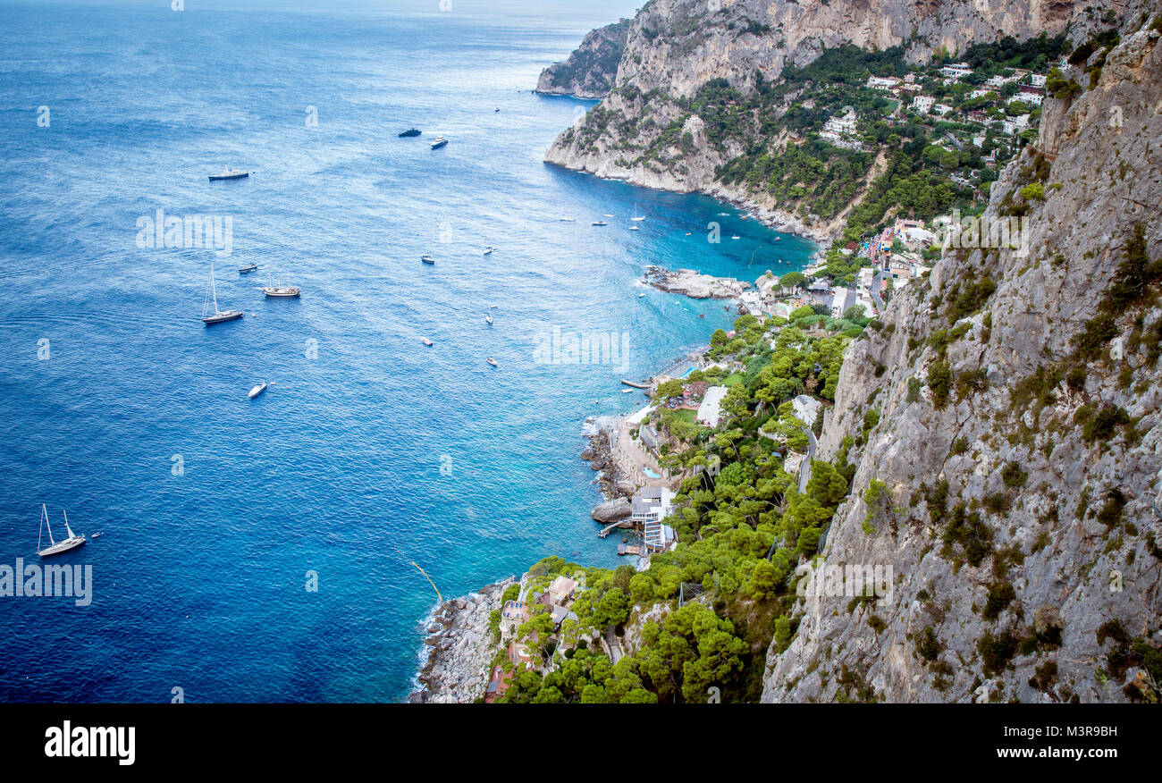 Vista aerea sulla costa dell'isola di Capri in Italia Foto Stock