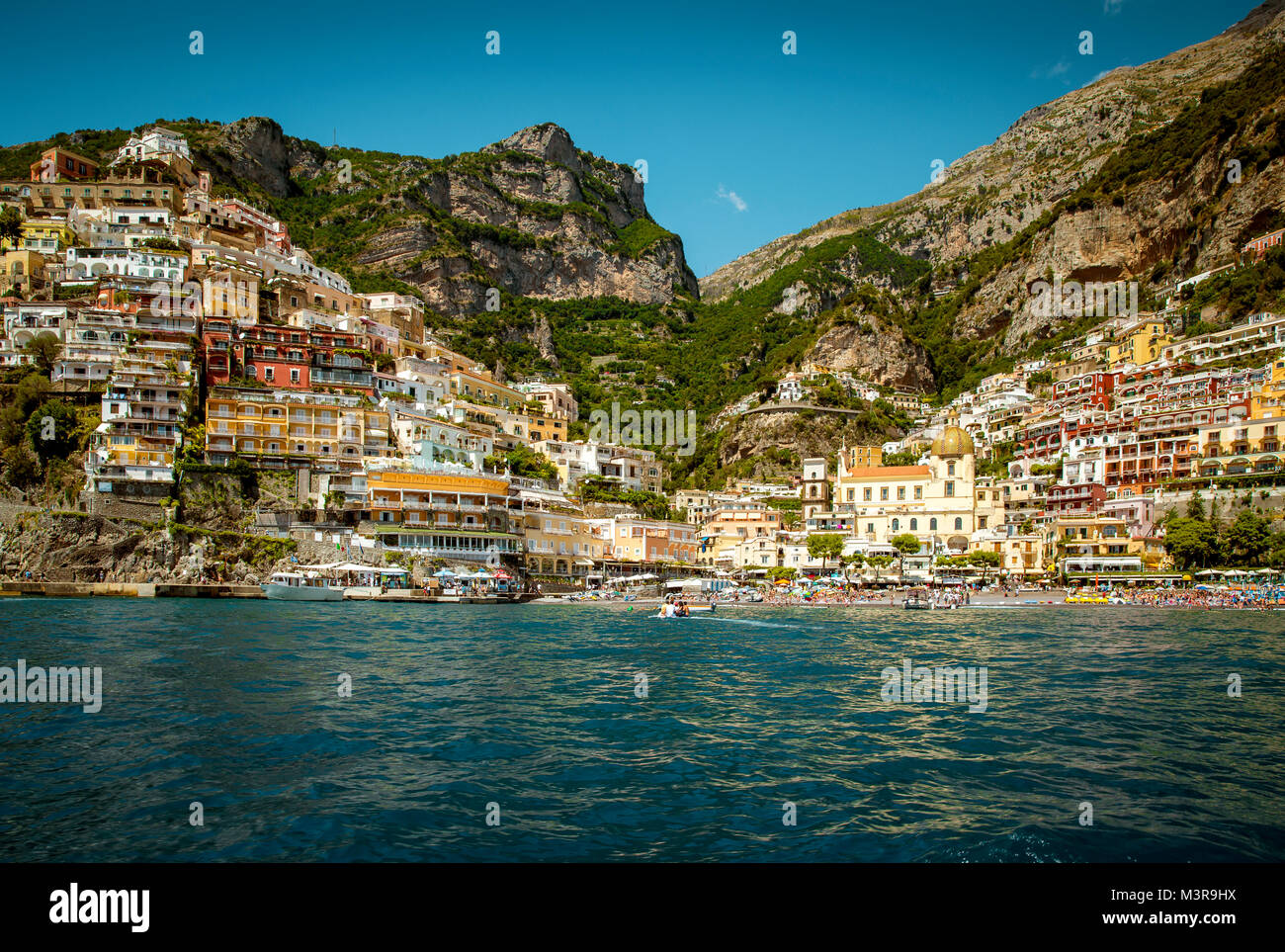 Vista dal mare su Positano - città della Costa d'Amalfi, Campania, Italia Foto Stock