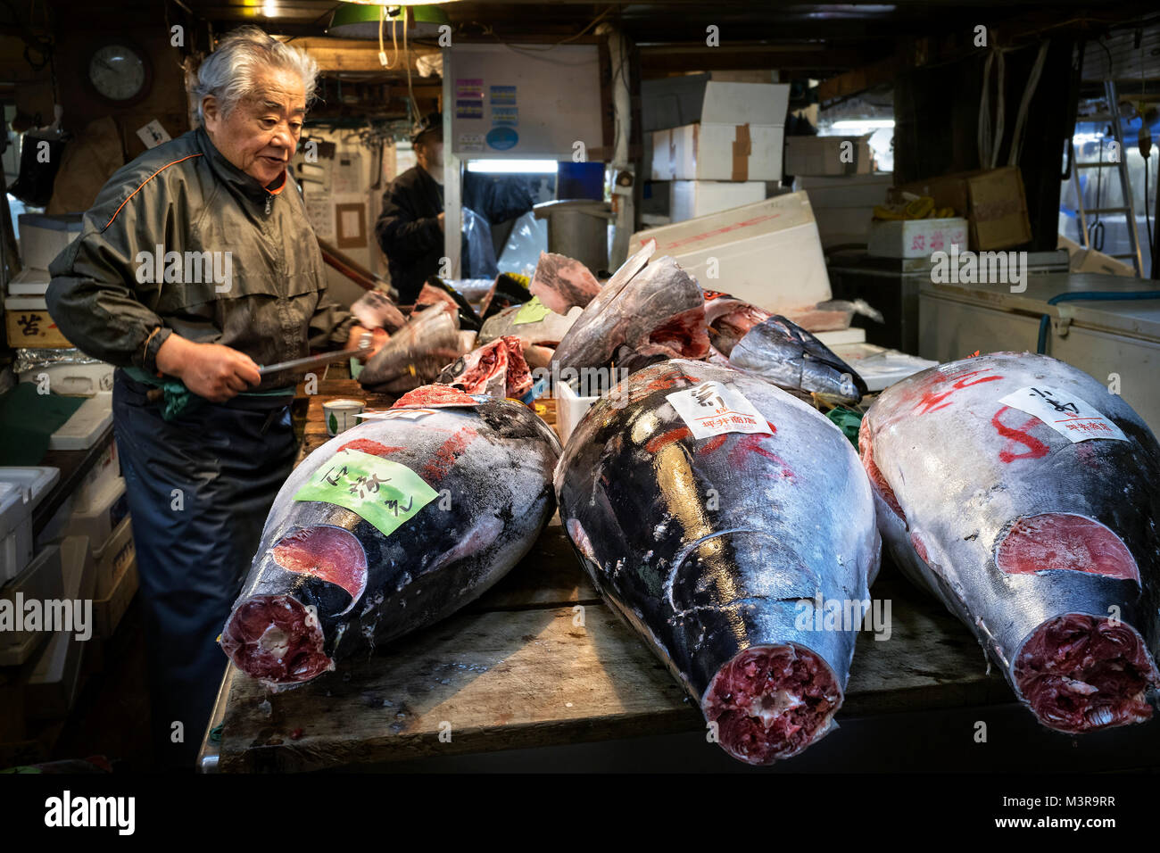 Giappone, isola di Honshu, Kanto, Tokyo Tsukiji mercato Fisk, il taglio di tonno. Foto Stock