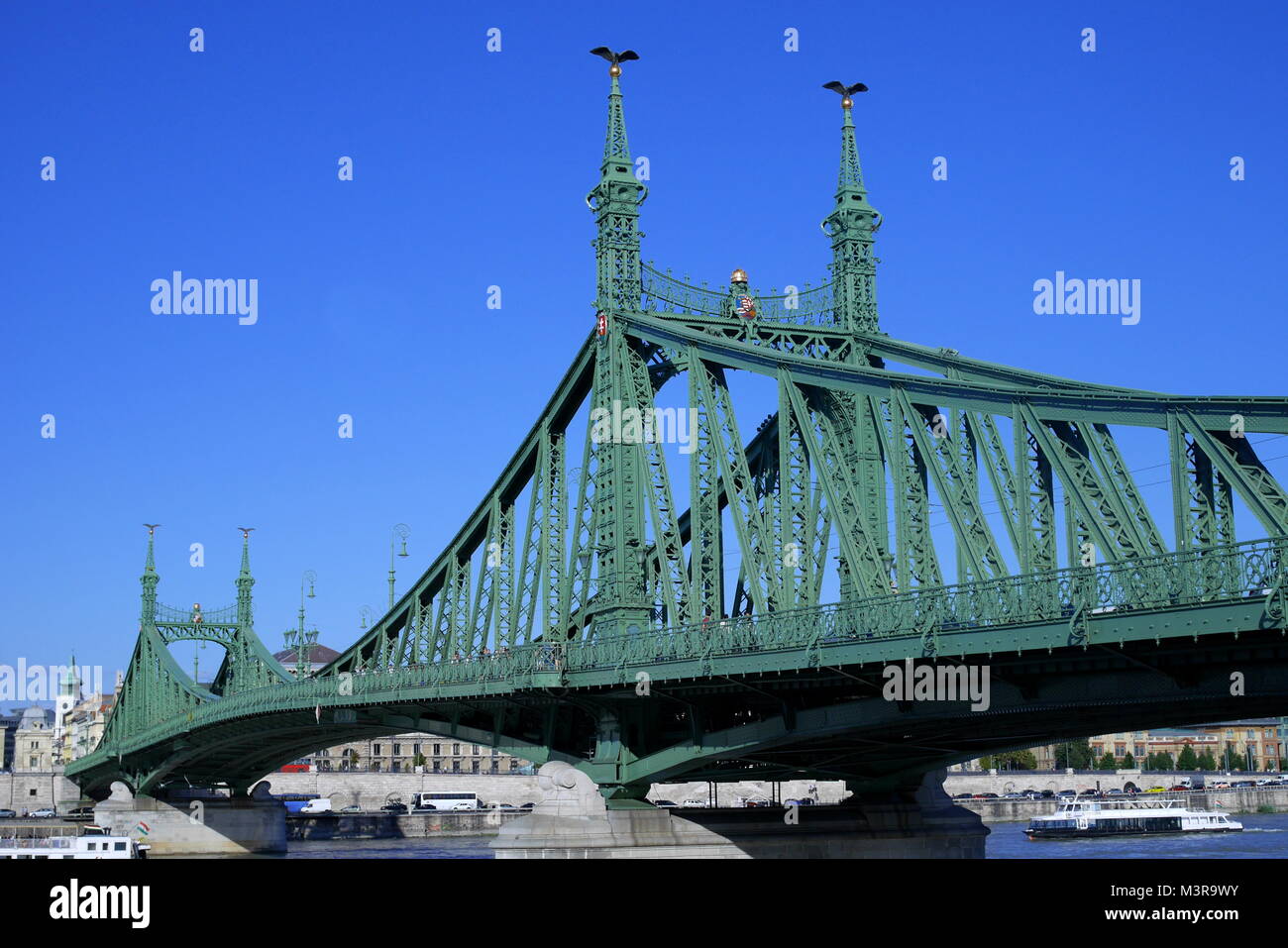 Liberty ponte che attraversa il fiume Danubio guardando verso Pest da Buda, Budapest, Ungheria Foto Stock