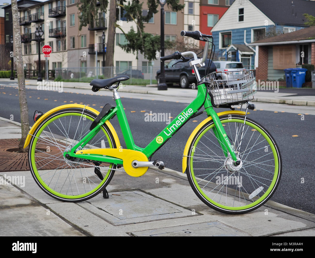 LimeBike (bicicletta-sharing company) bicicletta verde parcheggiata su una strada di Bothell WA, nel febbraio 2018 Foto Stock