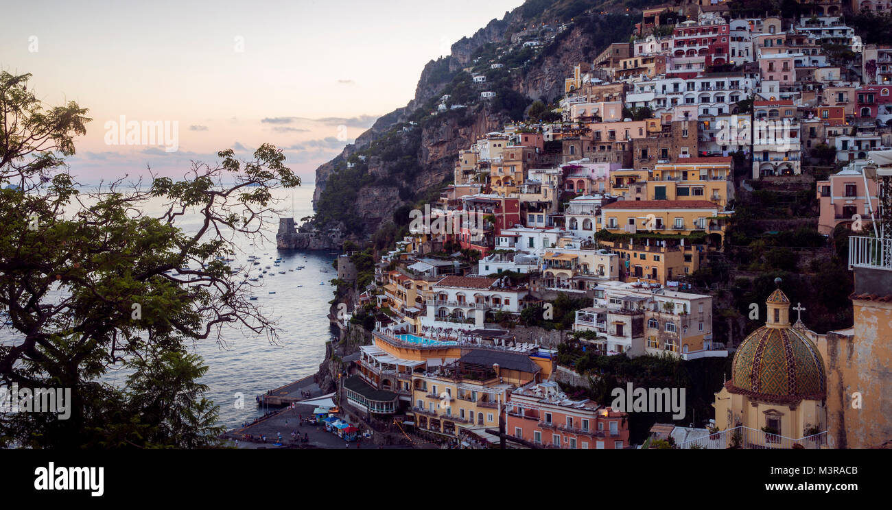 Città di Positano al crepuscolo, Costiera Amalfitana in Italia Foto Stock