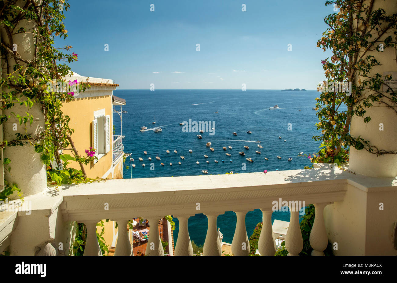 Vista sul mare mediterraneo da Positano, Italia Foto Stock