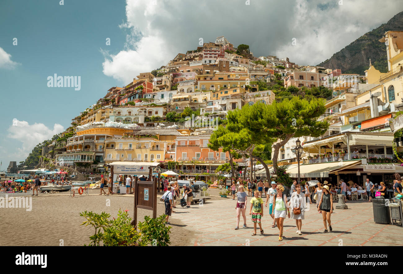 Positano, Italia - 10 agosto 2016: turisti sulla strada della cittadina di Positano. Positano è un antico borgo situato sulla costa di Amalfi in Italia. Foto Stock