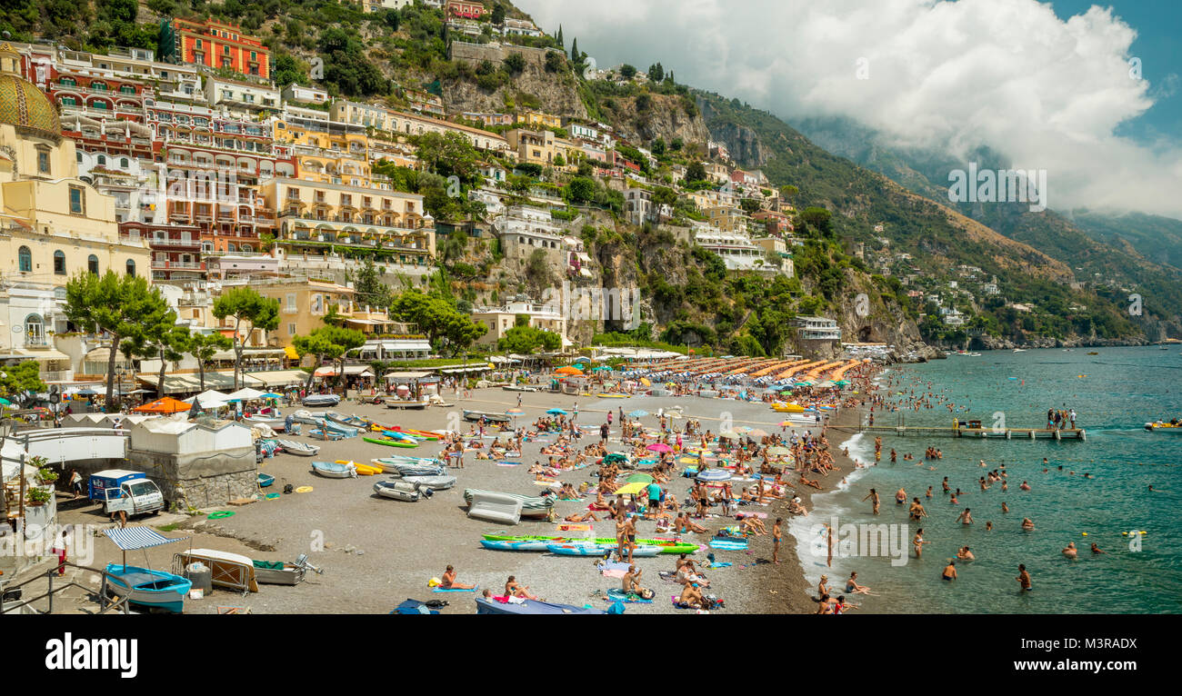 Positano, Italia - 10 agosto 2016: turisti rilassante sulla spiaggia di Positano città. Positano è un antico borgo situato sulla costa di Amalfi in Italia. Foto Stock