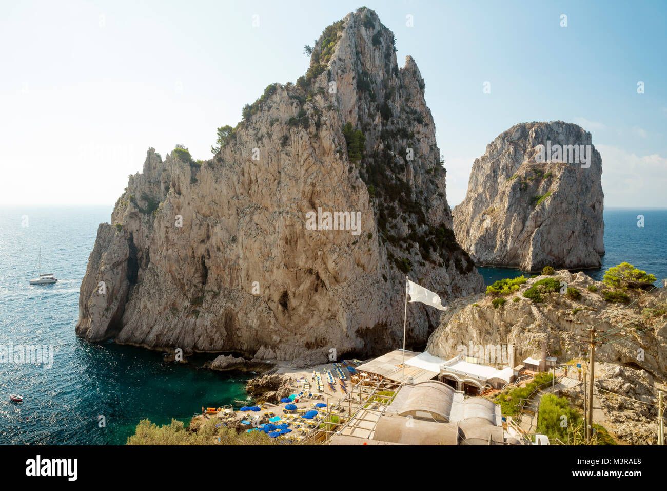 Spiaggia di rocce dei Faraglioni di Capri Island in Italia Foto Stock