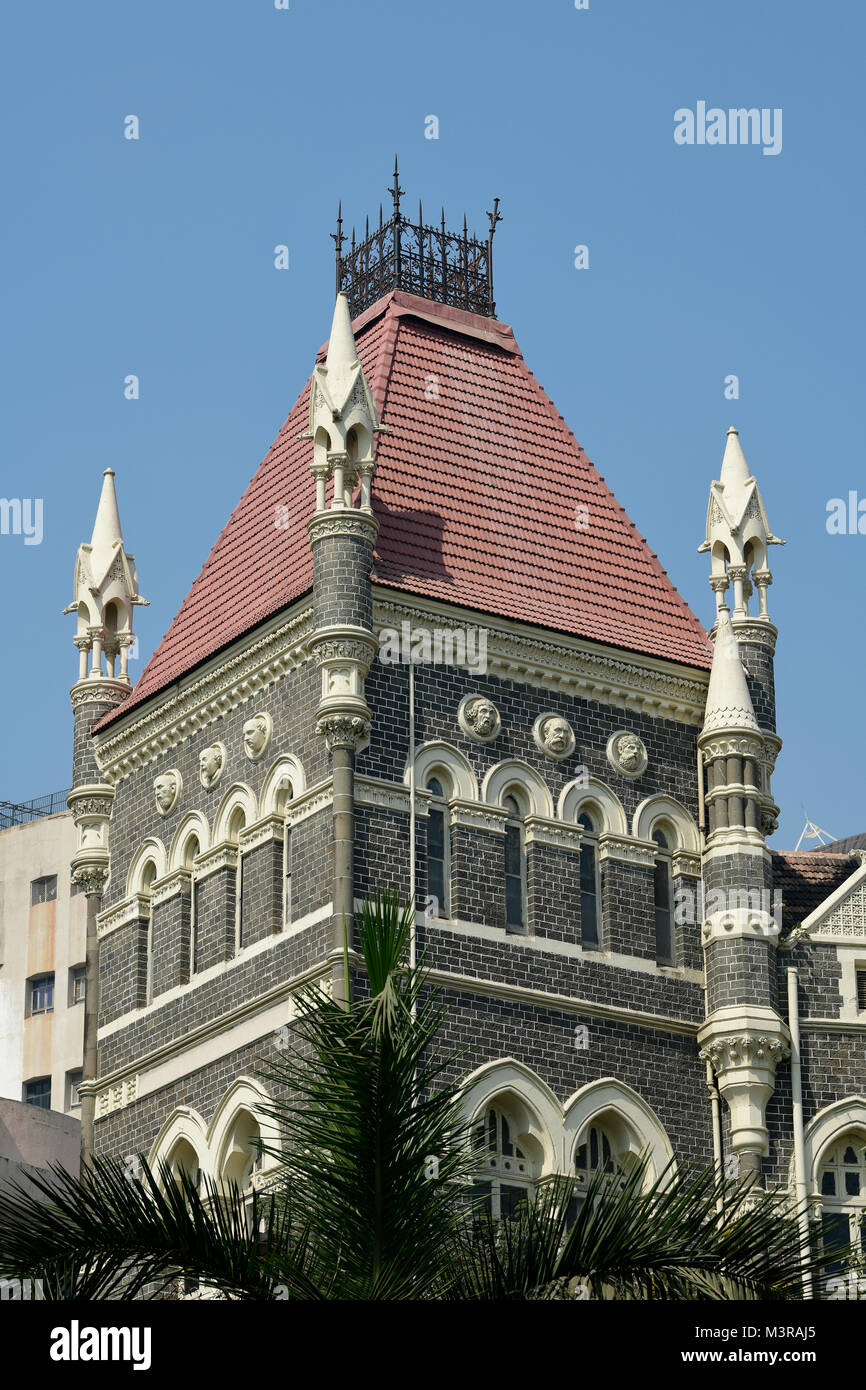 Architettura: Close up di un edificio con finestre ad arco ,tegole del tetto e la muratura di pietra vicino a Mumbai, India Foto Stock