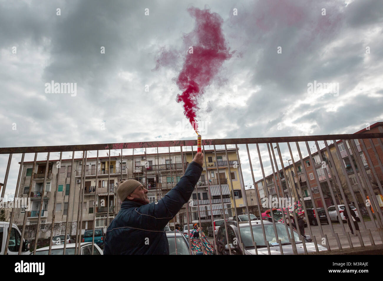 Napoli, Italia - 11 febbraio 2018 - Dal 1983 a Scampia, quartiere della periferia nord di Napoli, l'associazione culturale senza scopo di lucro Gridas promuove il Carnevale come occasione di denuncia sociale e di critica attraverso l'uso di maschere Foto Stock