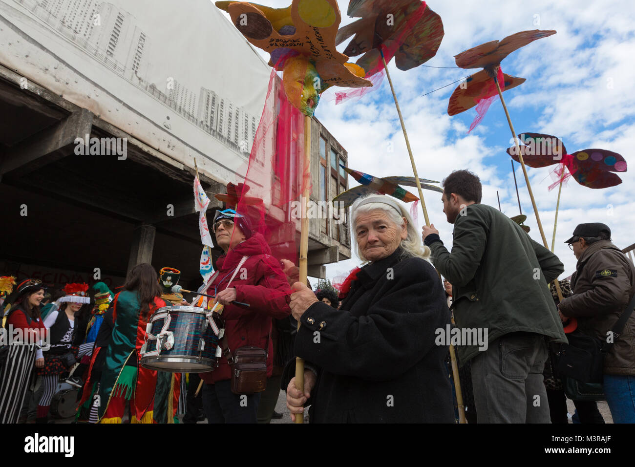 Napoli, Italia - 11 febbraio 2018 - Dal 1983 a Scampia, quartiere della periferia nord di Napoli, l'associazione culturale senza scopo di lucro Gridas promuove il Carnevale come occasione di denuncia sociale e di critica attraverso l'uso di maschere Foto Stock