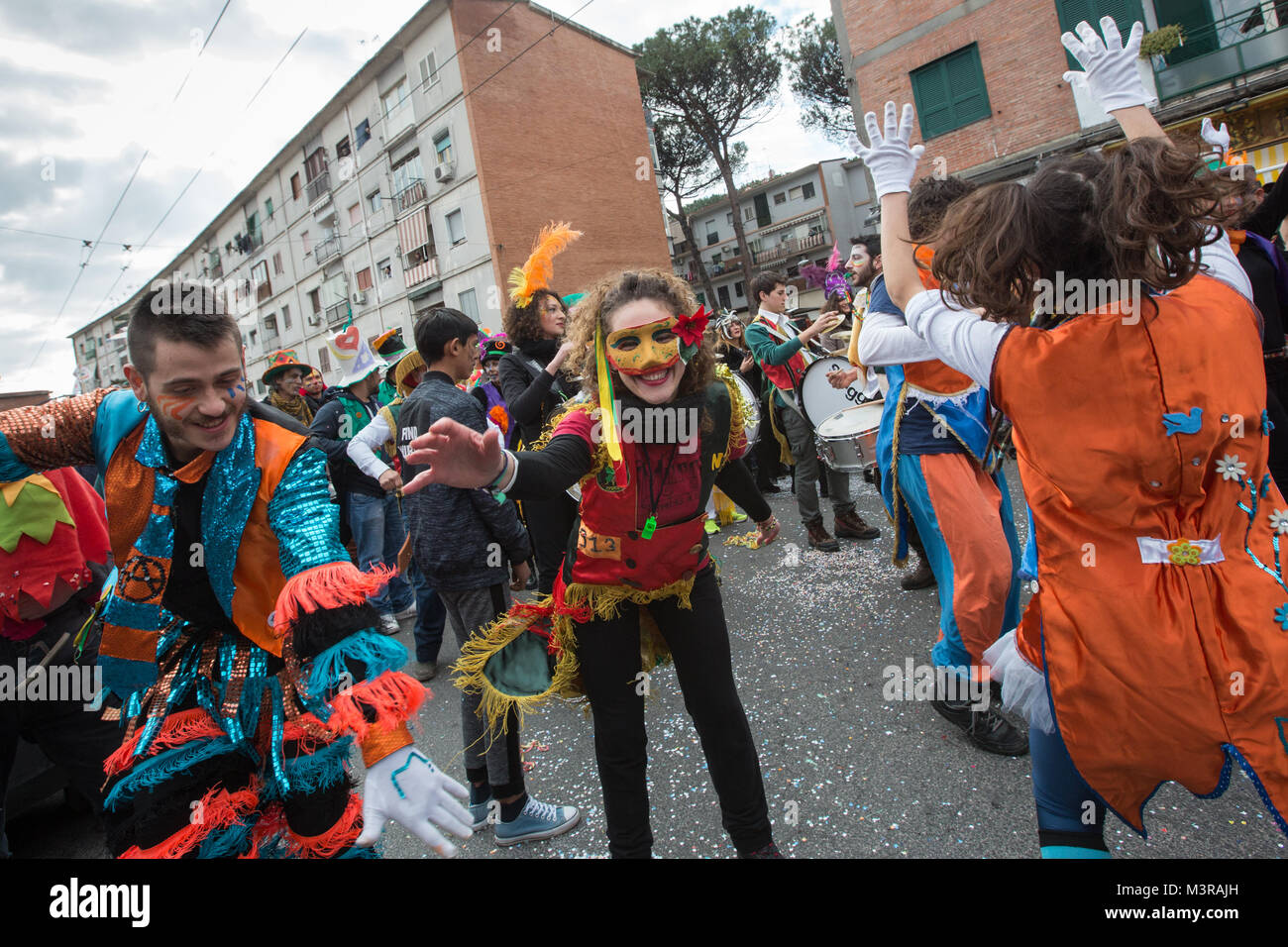 Napoli, Italia - 11 febbraio 2018 - Dal 1983 a Scampia, quartiere della periferia nord di Napoli, l'associazione culturale senza scopo di lucro Gridas promuove il Carnevale come occasione di denuncia sociale e di critica attraverso l'uso di maschere Foto Stock