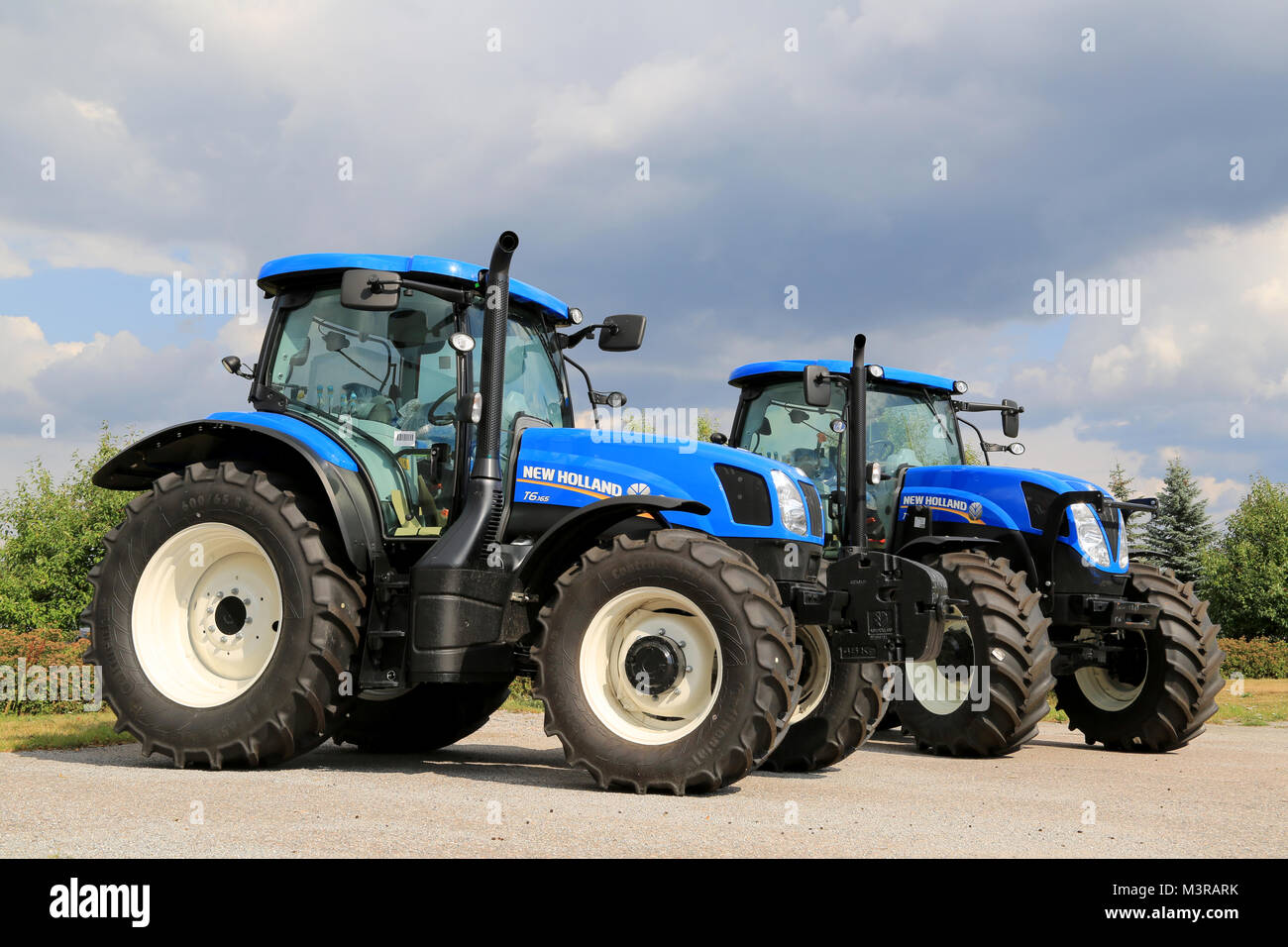 SALO, Finlandia - 9 agosto 2014: New Holland trattori agricoli T6.165 e T7.185 sul display. New Holland festeggia 50 anni di trattori a Basildo Foto Stock