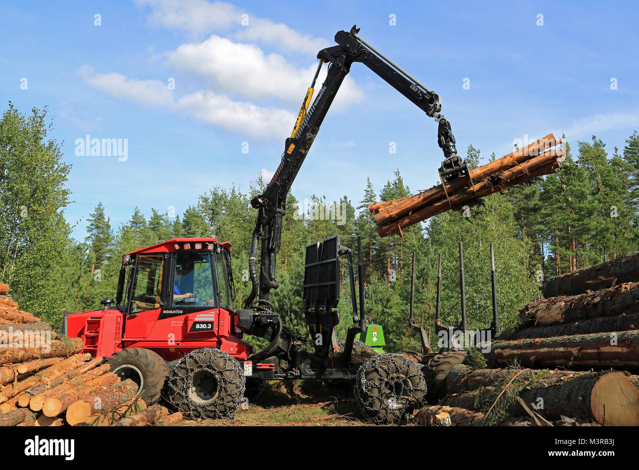 RAASEPORI, Finlandia - Agosto 17, 2014: Unidentified operatore macchina impilando legno con Komatsu 830.3 spedizioniere. Ca. Il 95% della produzione finlandese fores Foto Stock