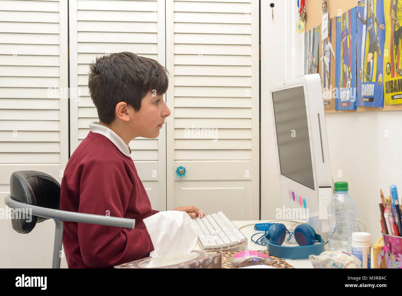 Scolaro lavora su compiti sul computer di casa,Surrey, Regno Unito Foto Stock