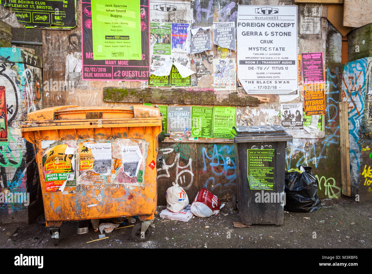 Commercio watse scomparti pieno di spazzatura spazzatura in strada, con grafitti regno unito Foto Stock