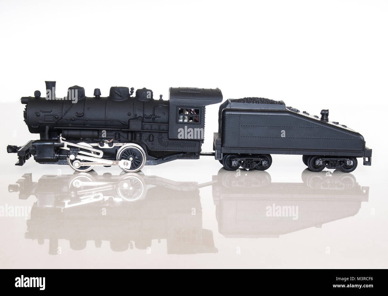 Locomotiva a vapore modello di treno / bianco isolato Foto Stock