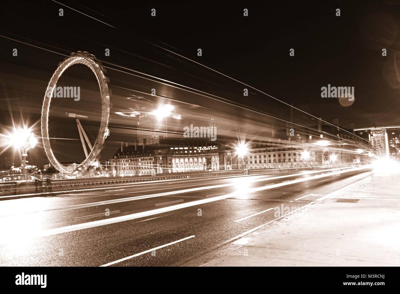 Westminster Bridge di notte con striatura di luce dal traffico in movimento, London, Regno Unito Foto Stock