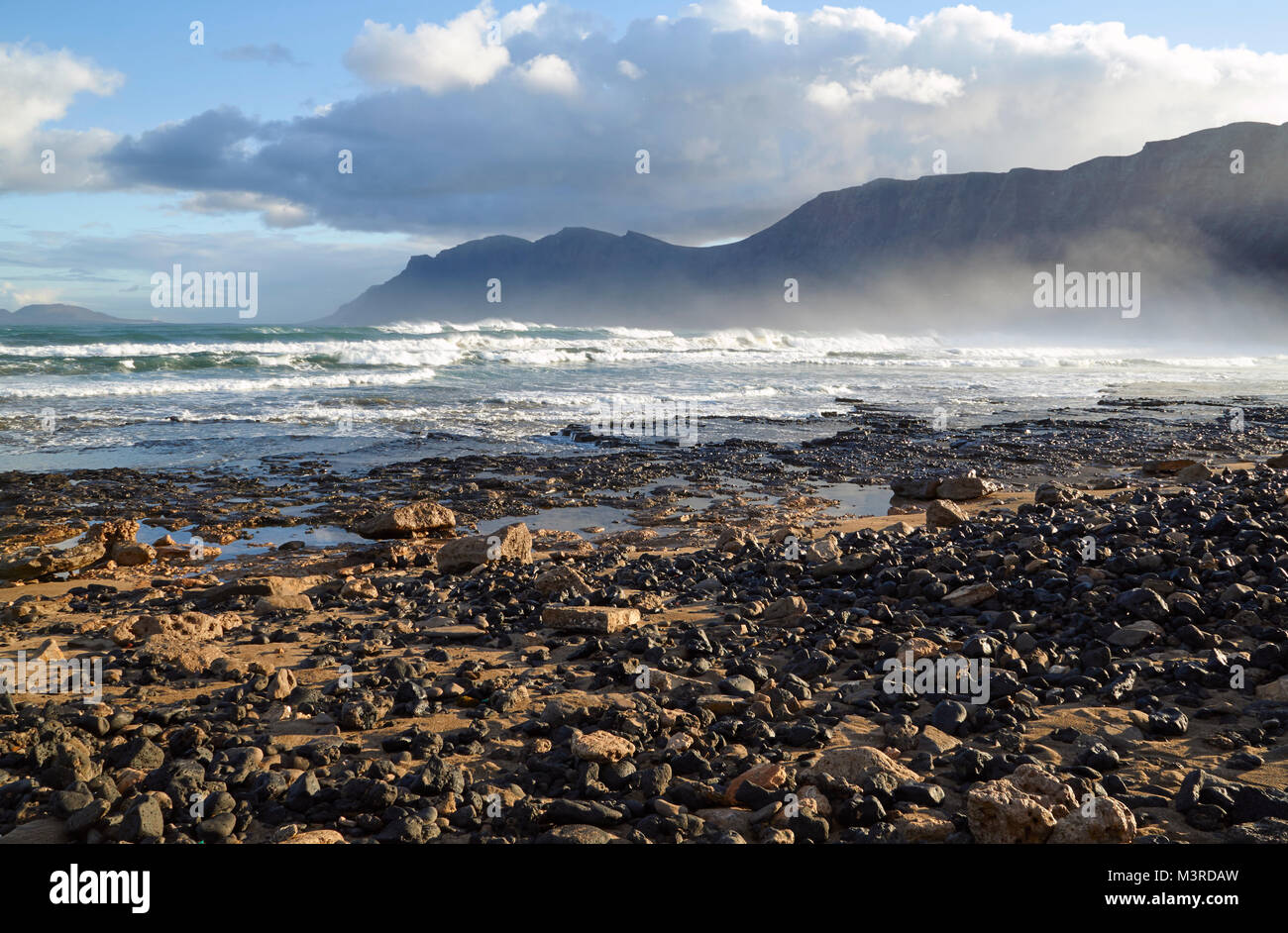 Alba alla spiaggia di Famara, Lanzarote Foto Stock