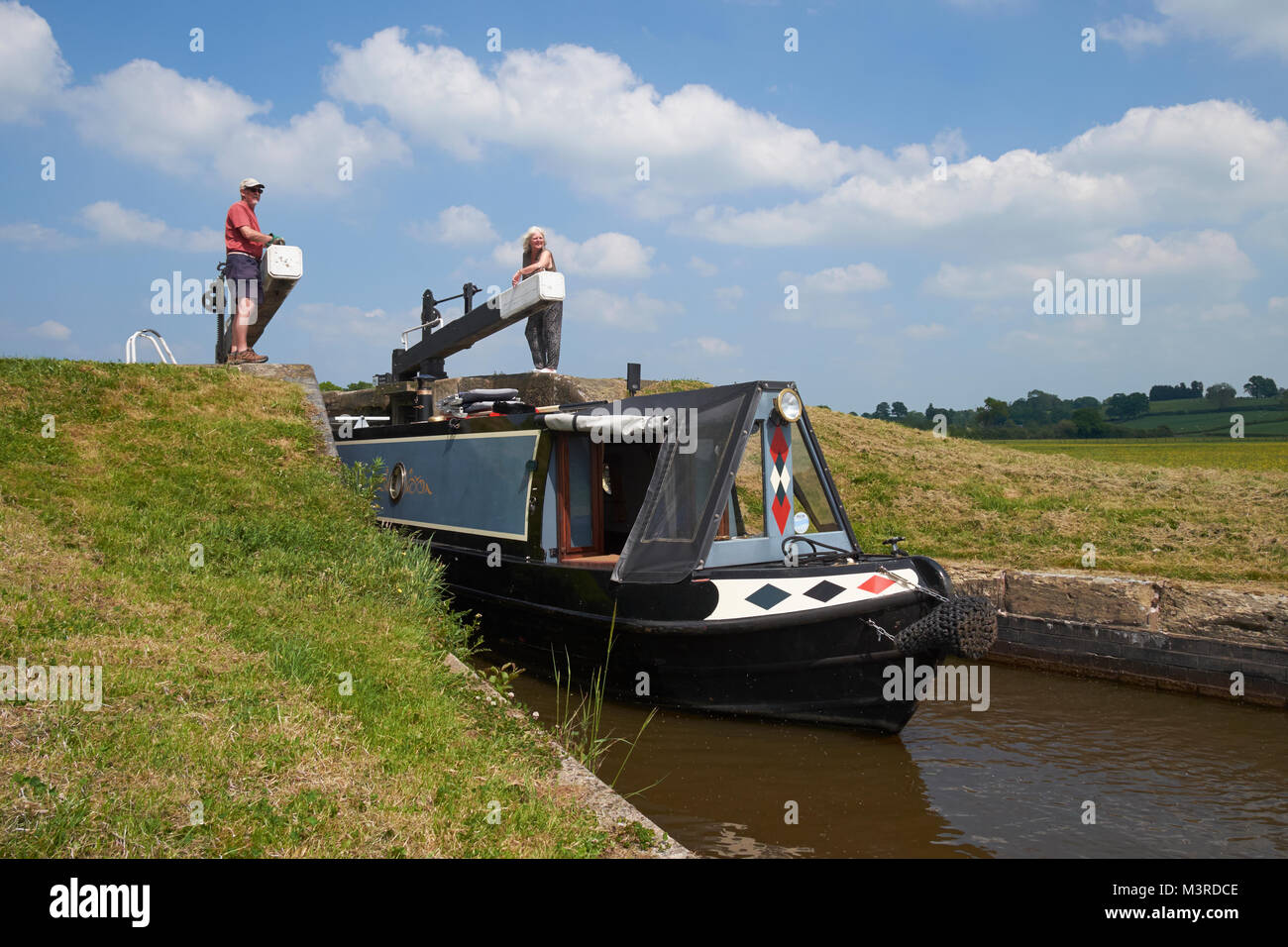 Un narrowboat lasciando nuovo Marton serratura inferiore (blocco 20) sull'Llangollen Canal, Shropshire, Regno Unito. Foto Stock