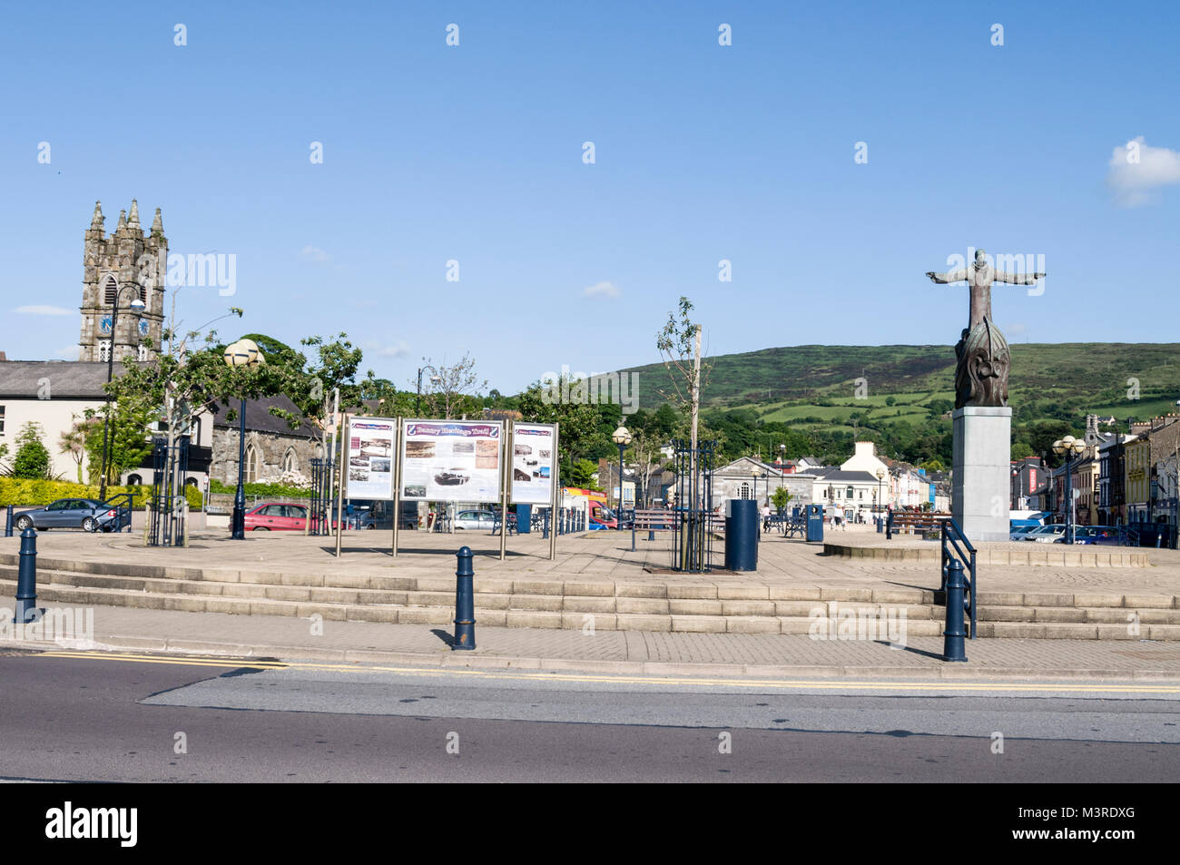 Una statua di San Brendon il navigatore in Wolfe Tone Square, Bantry, sud Irlanda Foto Stock