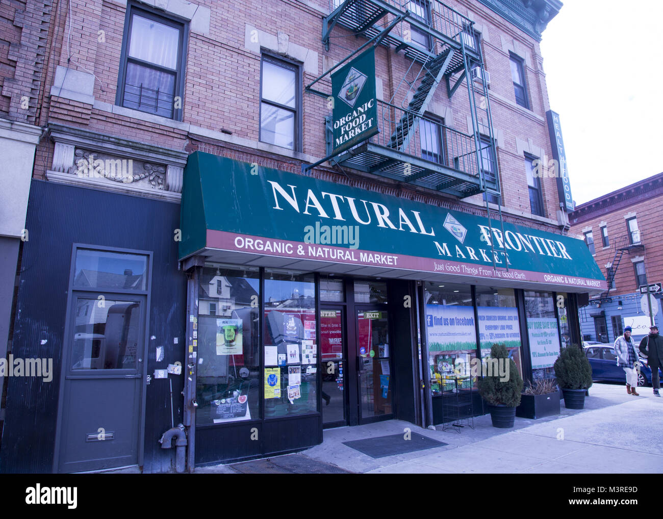 La salute dei negozi di alimentari sono seri in materia di concorrenza per  i tradizionali negozi di generi alimentari con l'aumento della  consapevolezza alimentare negli Stati Uniti. Brooklyn, New York Foto stock -