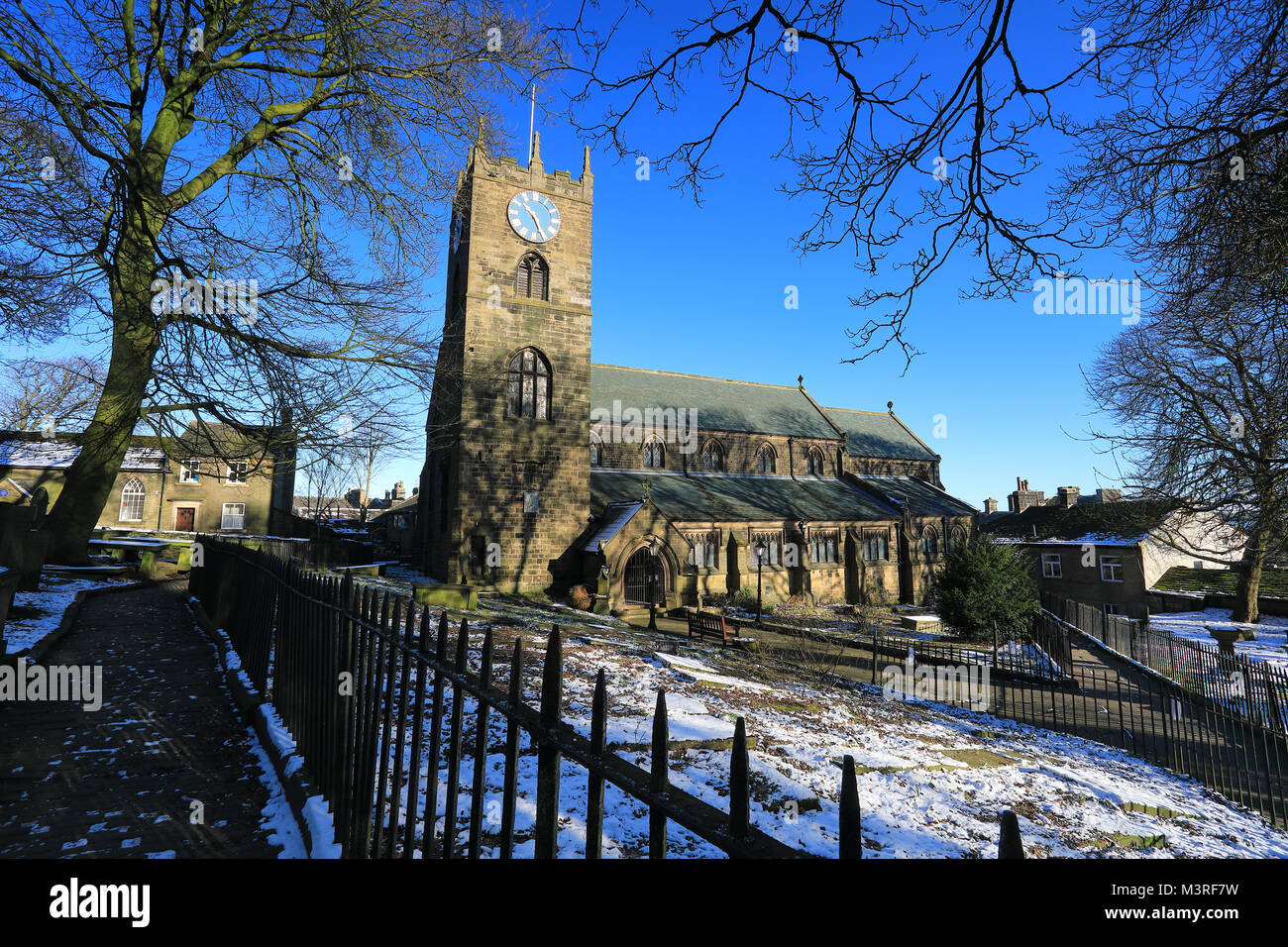 La Chiesa di San Michele e Tutti gli angeli in Haworth, West Yorkshire. Foto Stock