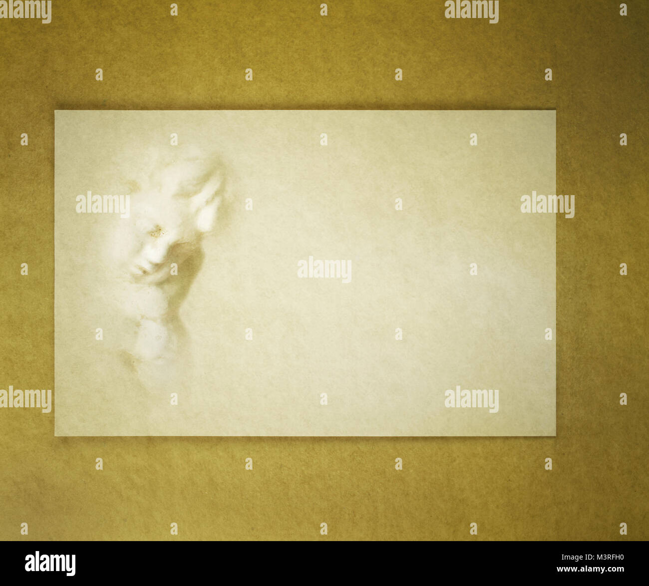 Scheda Sfondo lettera con un bel cherubino come decorazione Foto Stock