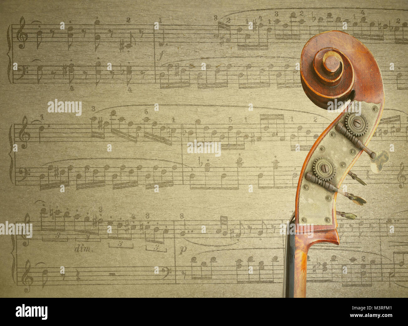 Dettaglio di un manico di un violoncello con spartito musicale sullo sfondo Foto Stock
