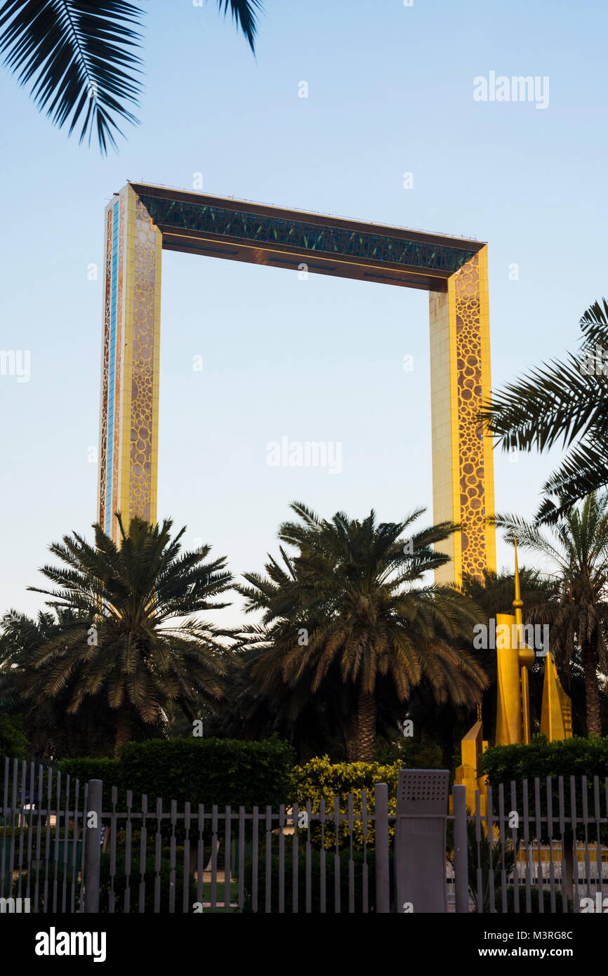 Dubai, Emirati Arabi Uniti, 11 Febbraio 2018: Dubai costruzione del telaio con palme al tramonto. Le misure del telaio alta 150 metri e 93 metri di larghezza di un Foto Stock