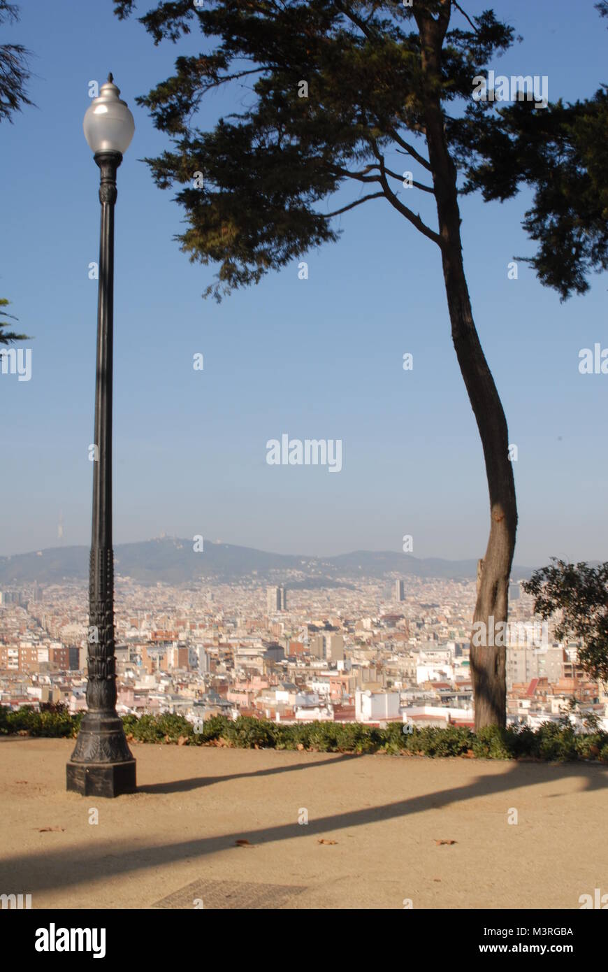 Le immagini della soleggiata Barcellona, Spagna preso in inverno: vista dalla Avinguda Miramar Barcelona, Spagna Foto Stock