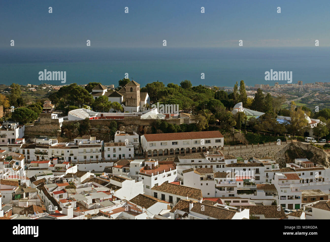 Andalusia in Spagna: a piedi della Sierra de Mijas - guardando in giù su Mijas Pueblo Foto Stock