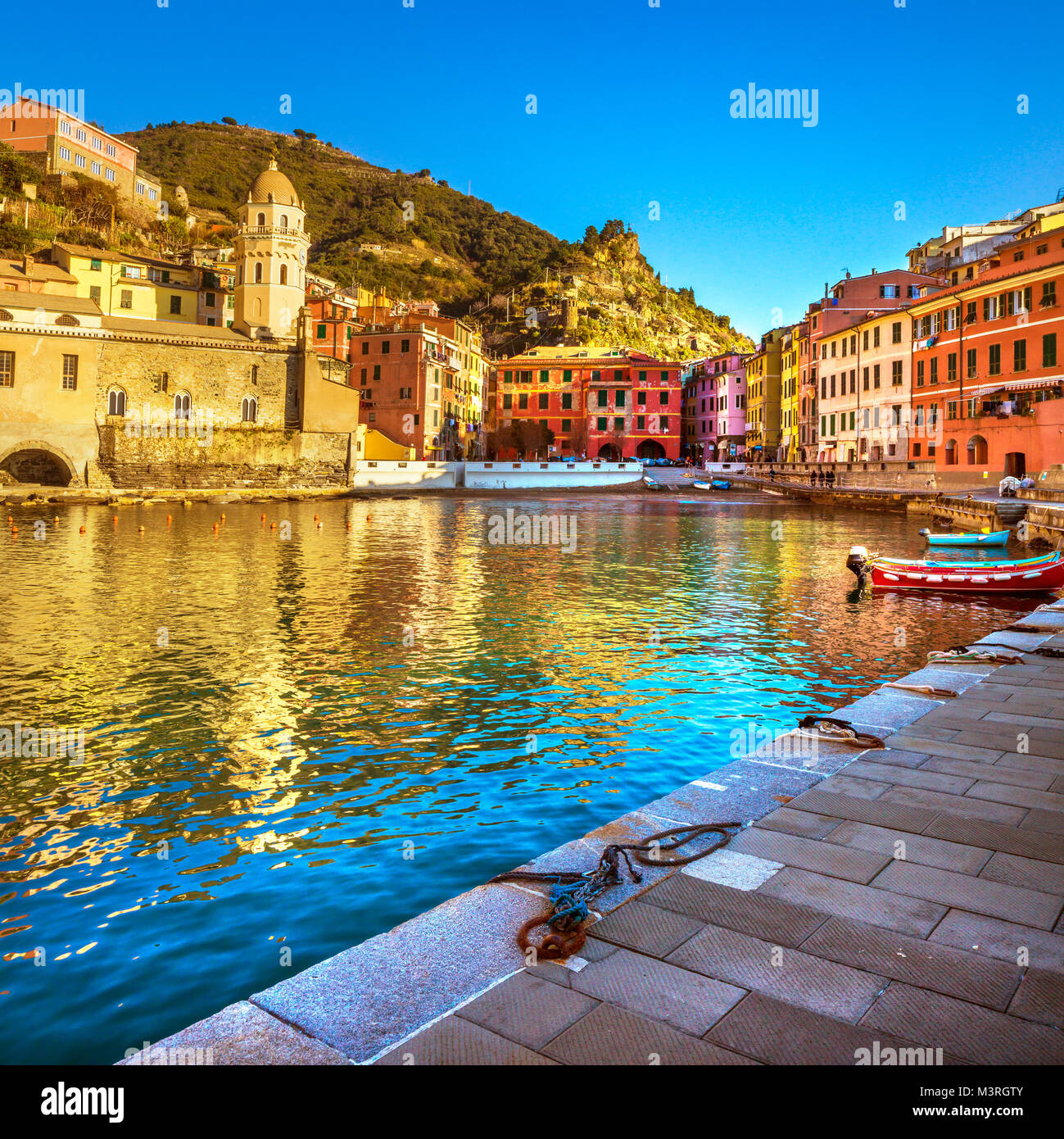 Vernazza village, chiesa, barche e porto di mare sul tramonto, Seascape in cinque terre, il Parco Nazionale delle Cinque Terre Liguria Italia Europa Foto Stock
