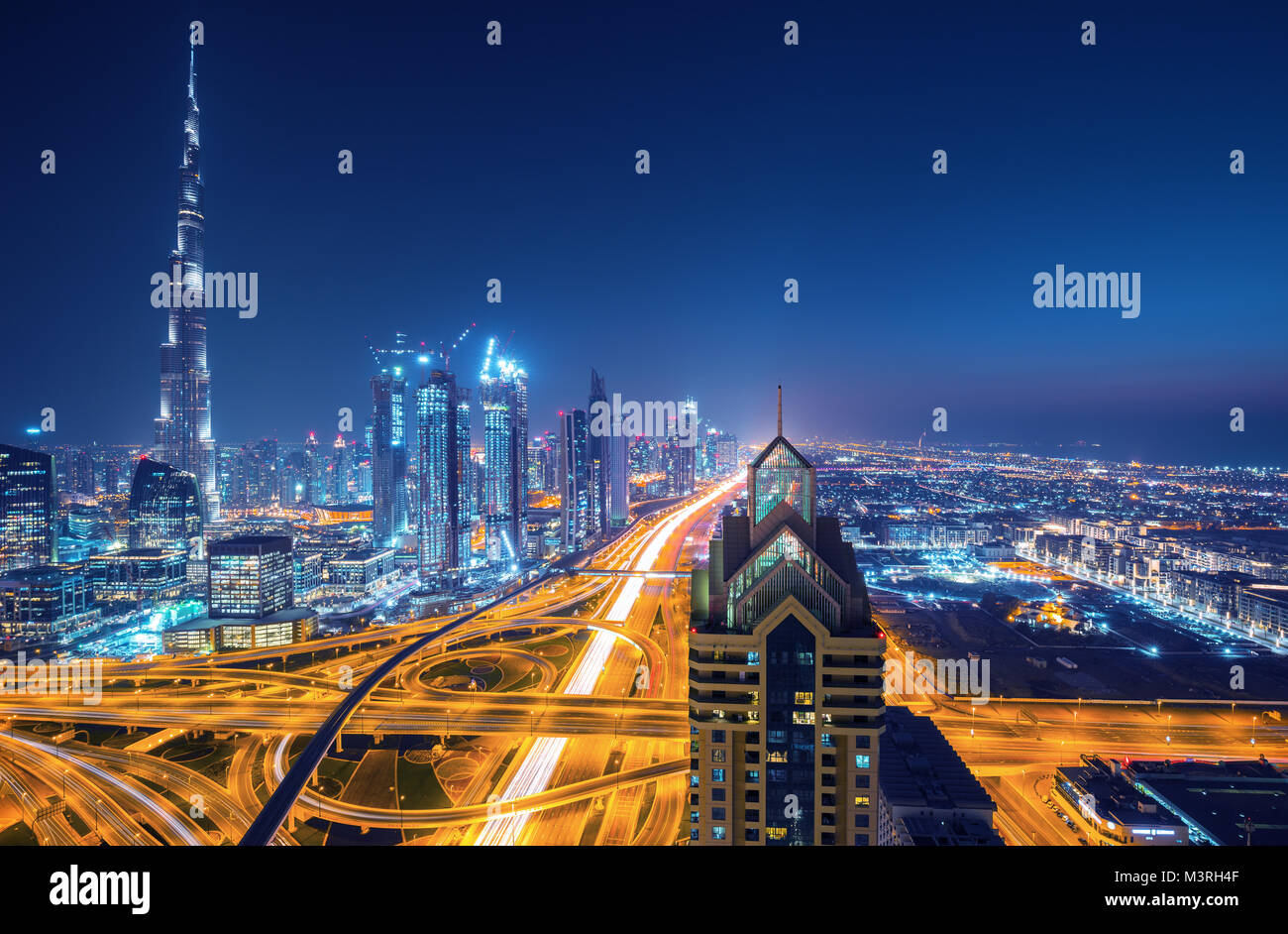 Skyline di Dubai al tramonto con il bellissimo centro città luci e il traffico stradale, Dubai, Emirati Arabi Uniti Foto Stock