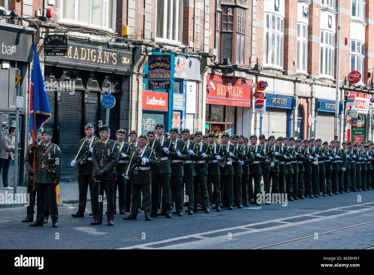 Irlandese di forze militari pronte per 1916 Pasqua Rising commemorazione parade sulla parte inferiore di Abbey Street nel centro di Dublino, Irlanda Foto Stock