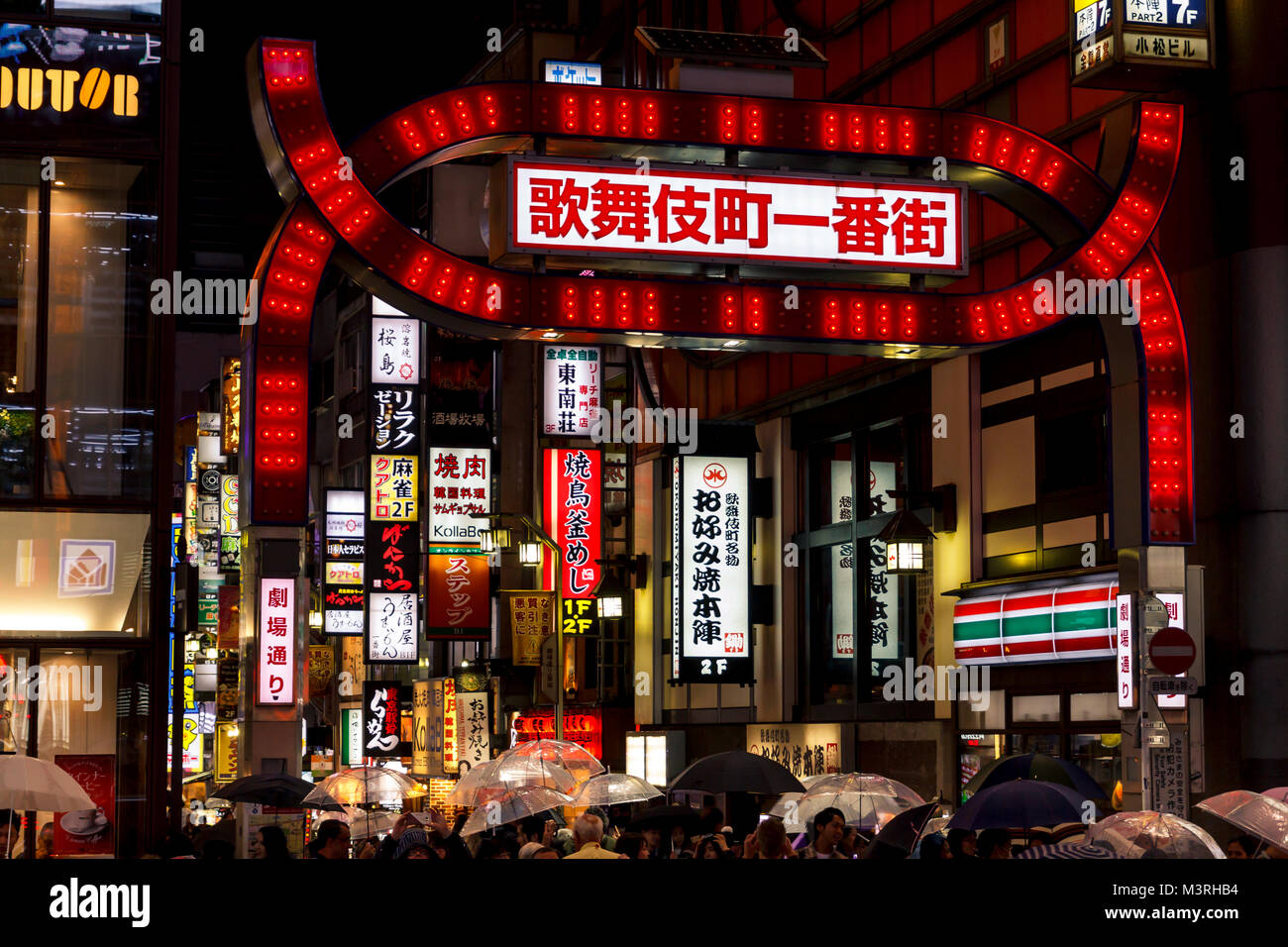 La strada affollata di Kabukicho nel quartiere di Shinjuku di Tokyo. La zona è un commerciale una zona di intrattenimento Foto Stock