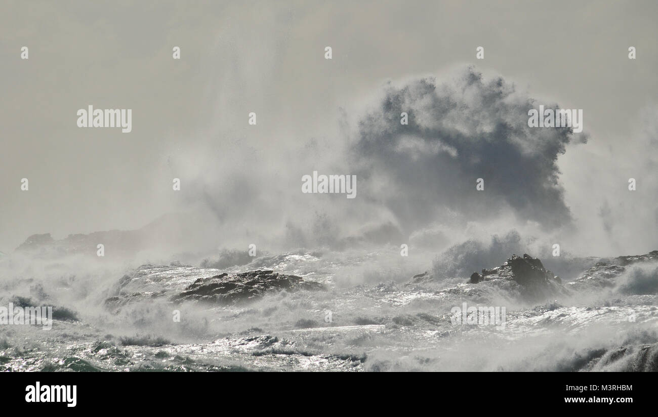 Mare mosso e grandi onde che si infrangono sulle rocce, costa di Telde, Gran Canaria Isole Canarie Foto Stock