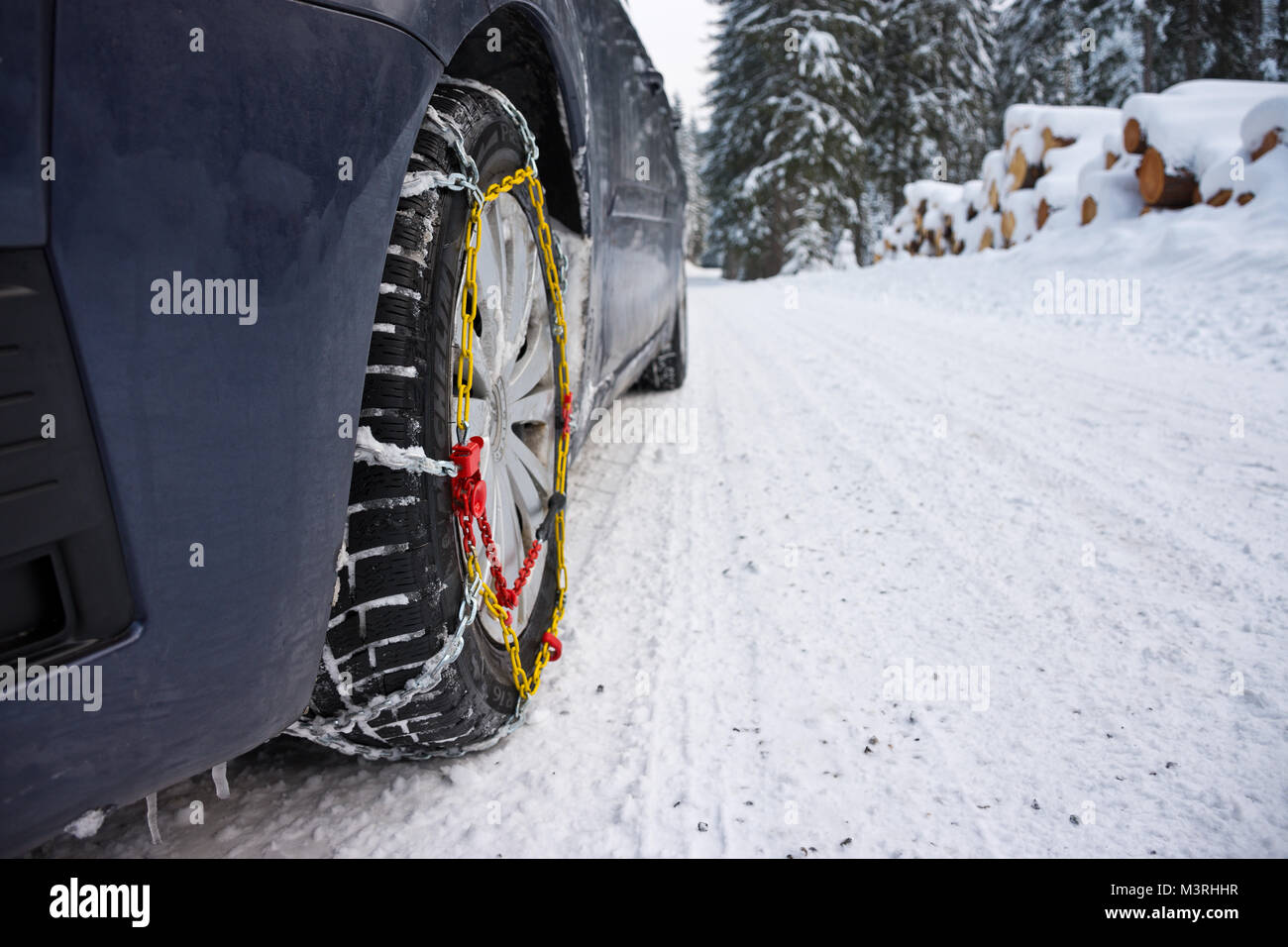 La Stiria, Austria - febbraio, 2017: catene da neve montate sulla parte  anteriore di pneumatici vettura in condizioni invernali con pista di neve e  ghiaccio Foto stock - Alamy