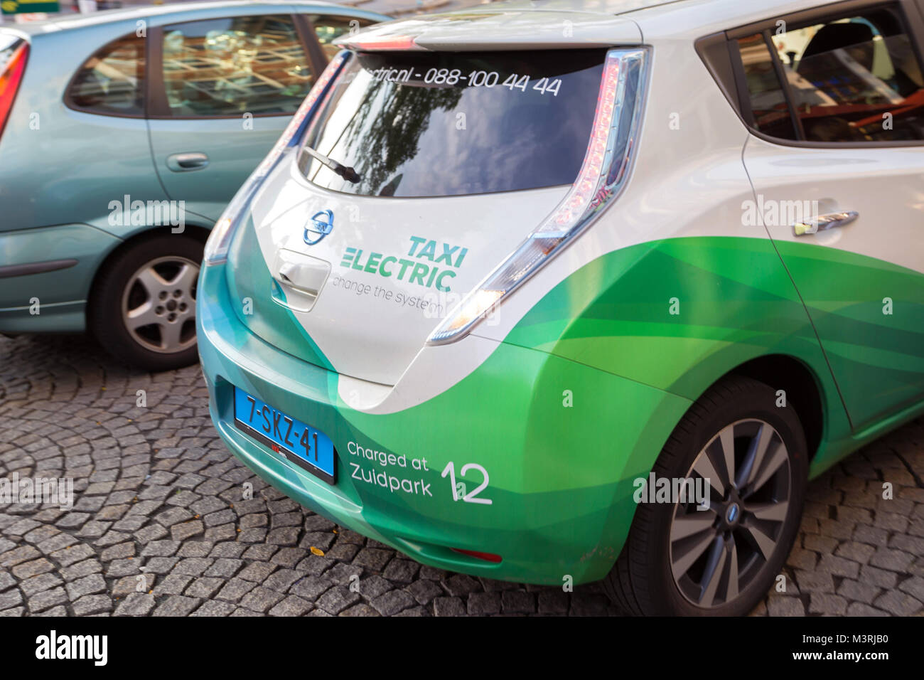 AMSTERDAM, Paesi Bassi - 10 giugno 2014: taxi elettrico parcheggiata in strada di Amstrdam Foto Stock