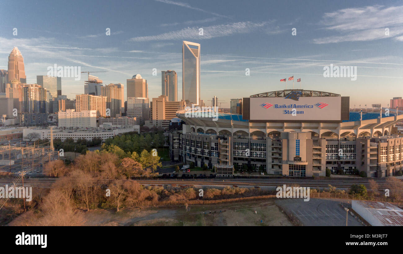 CHARLOTTE, NC - Gennaio 12, 2017: Bank of America Stadium è visibile nella parte anteriore del Charlotte, NC skyline in una vista aerea prima del tramonto. Foto Stock
