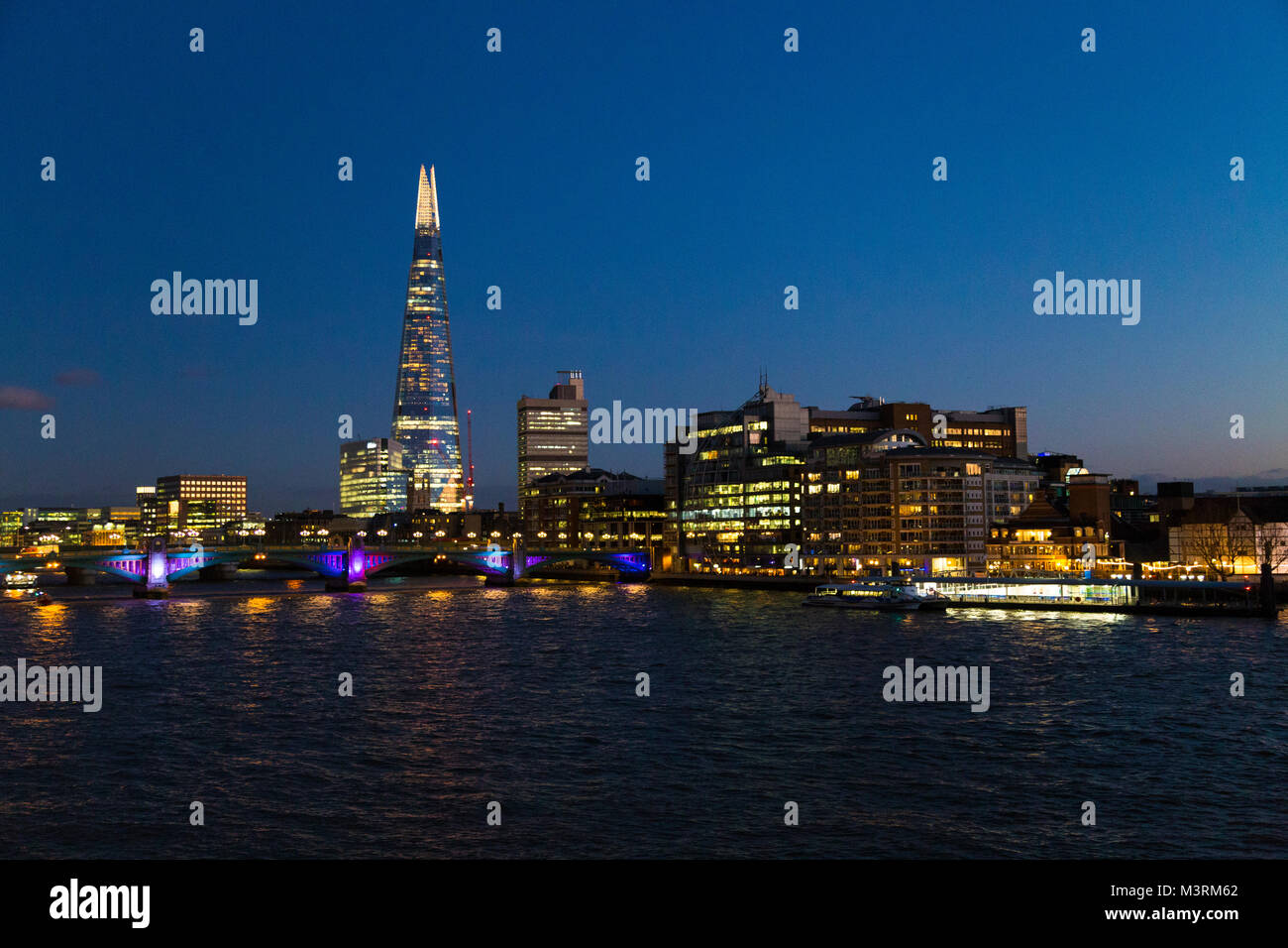 Lo skyline di Londra con la vista del coccio e Southwark Bridge e il Tamigi di notte, Londra, Regno Unito Foto Stock