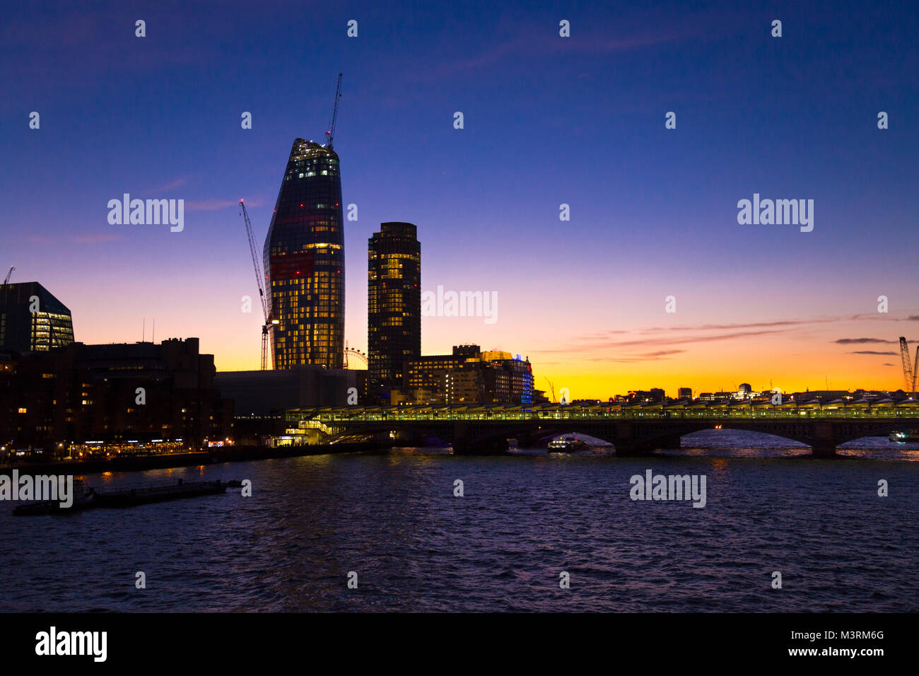 Uno Blackfriars sviluppo della torre in costruzione al tramonto, lo skyline di Londra, London, Regno Unito Foto Stock