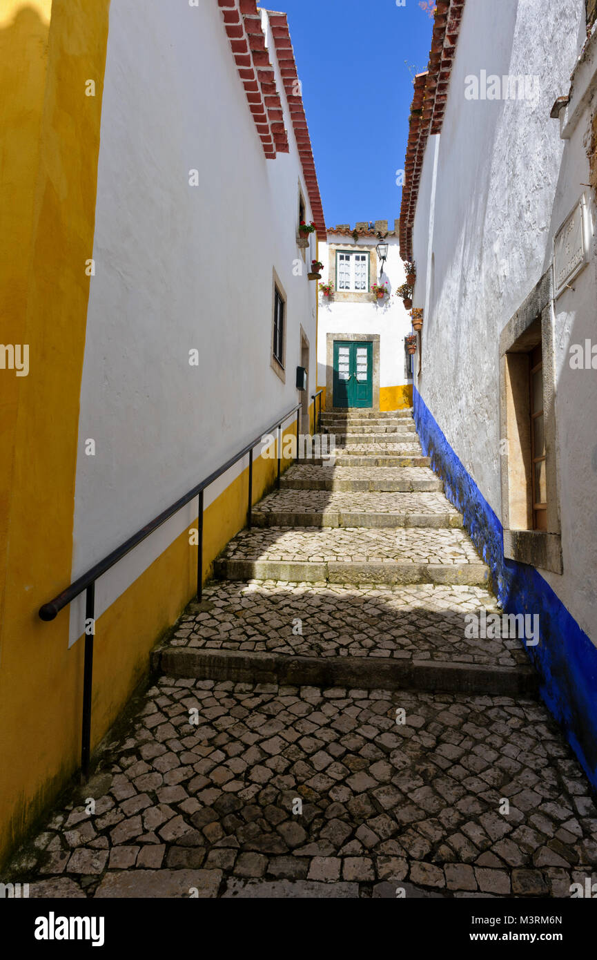 Stretto vicoletto di Obidos village, Portogallo Foto Stock