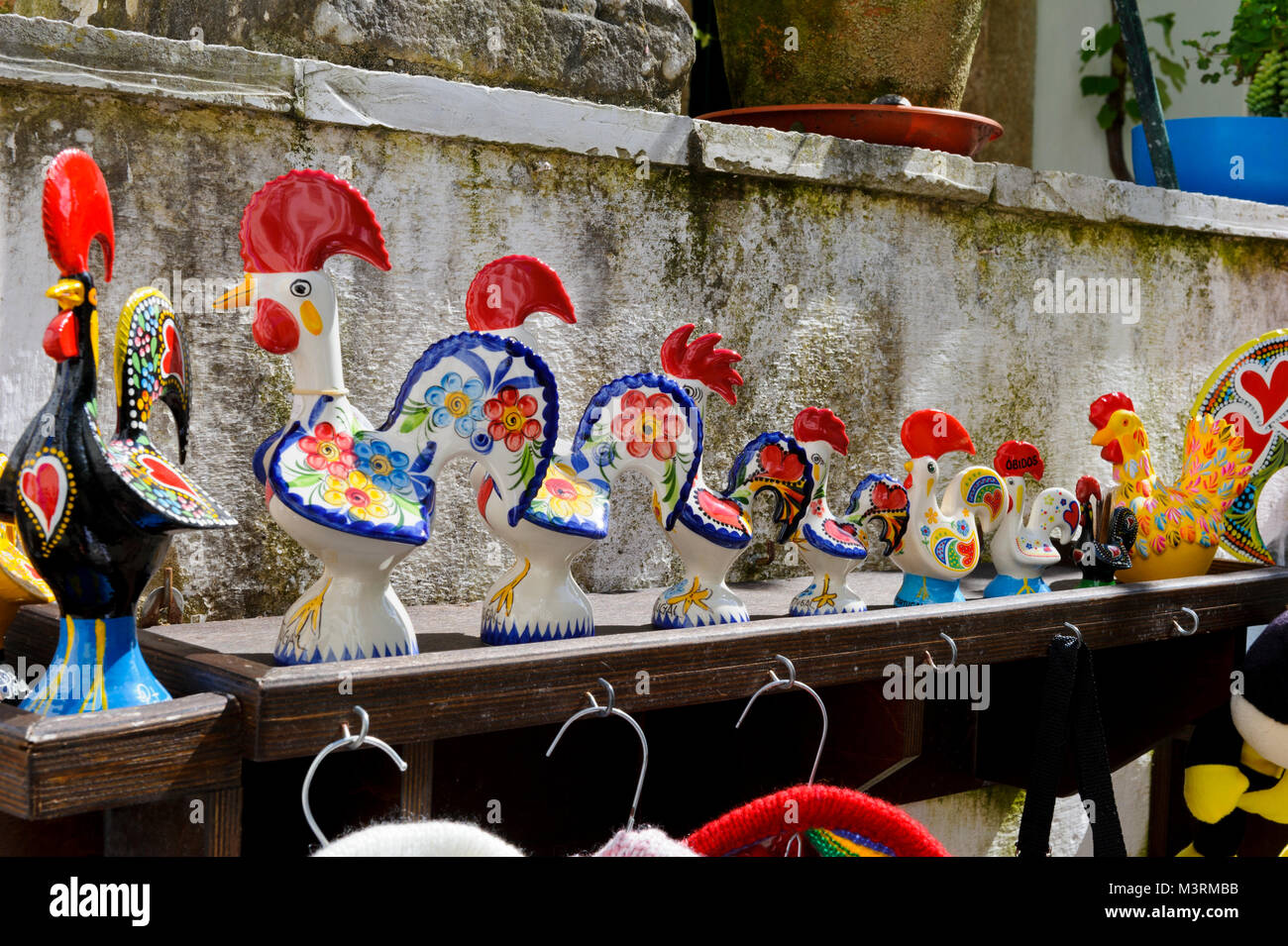 Portoghese Gallo simbolico ornamenti sulla vendita di Obidos village, Portogallo Foto Stock