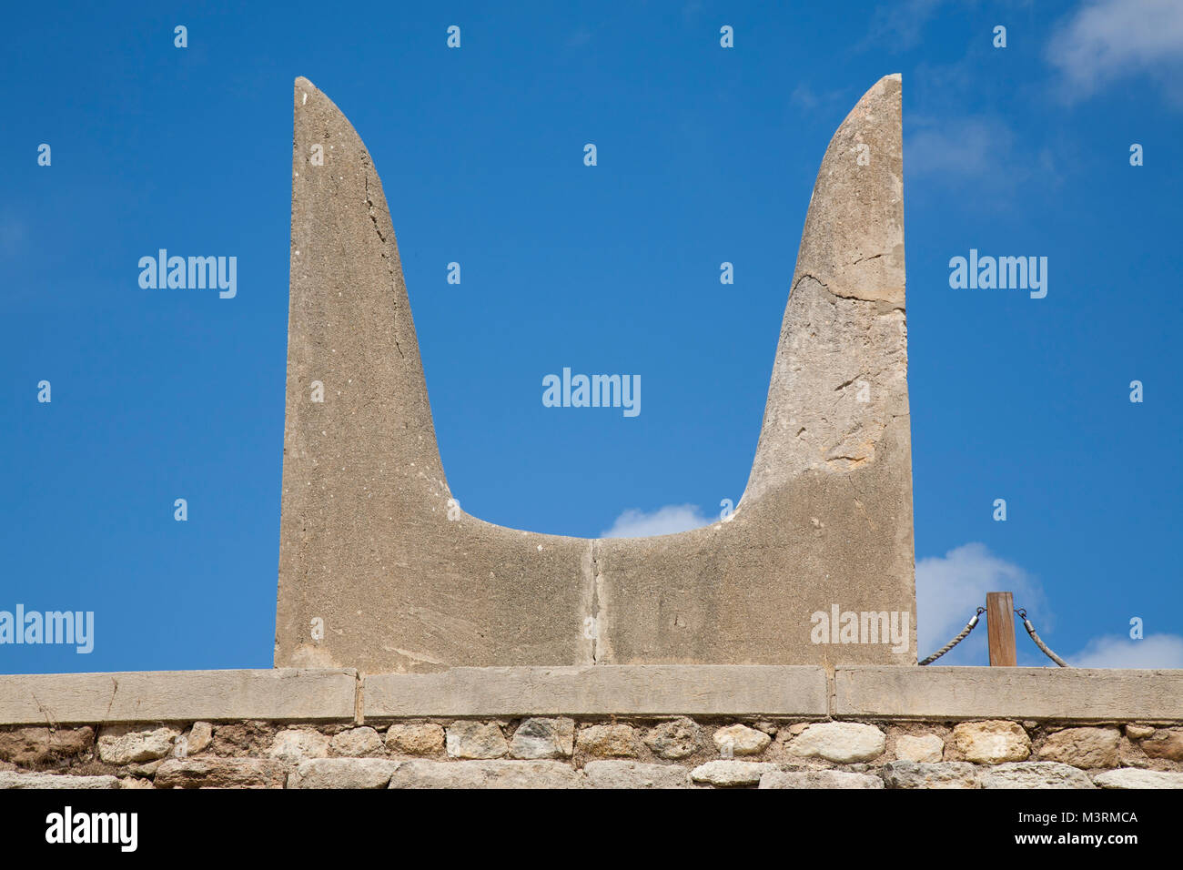 Facciata sud e Propylaeum con corna di consacrazione simbolo della Minoan sacro bull, il palazzo di Cnosso sito archeologico, Creta, Grecia, Europa Foto Stock