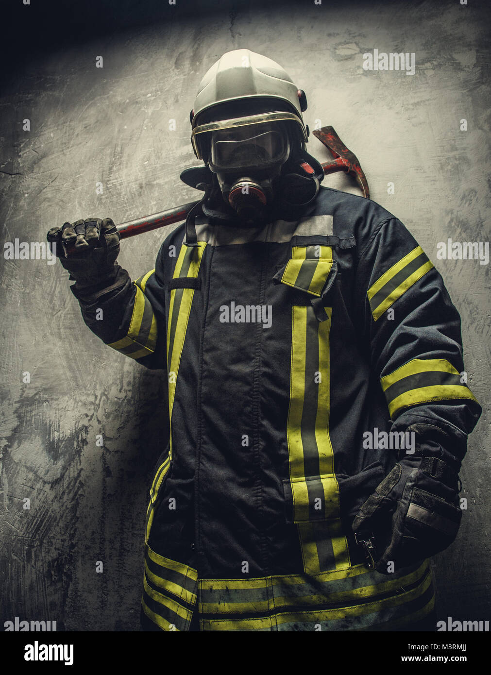 Ritratto di vigile del fuoco nella maschera di ossigeno. Foto Stock