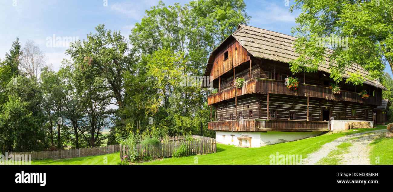 Paesaggio veduta panoramica di fantasia in legno casa di montagna tra i grandi alberi nel villaggio. Foto Stock